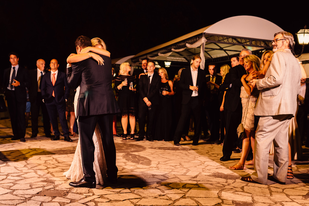 Fotografo Matrimonio Villa Del Cardinale I due sposi si abbracciano nel cortile di Villa del Cardinale