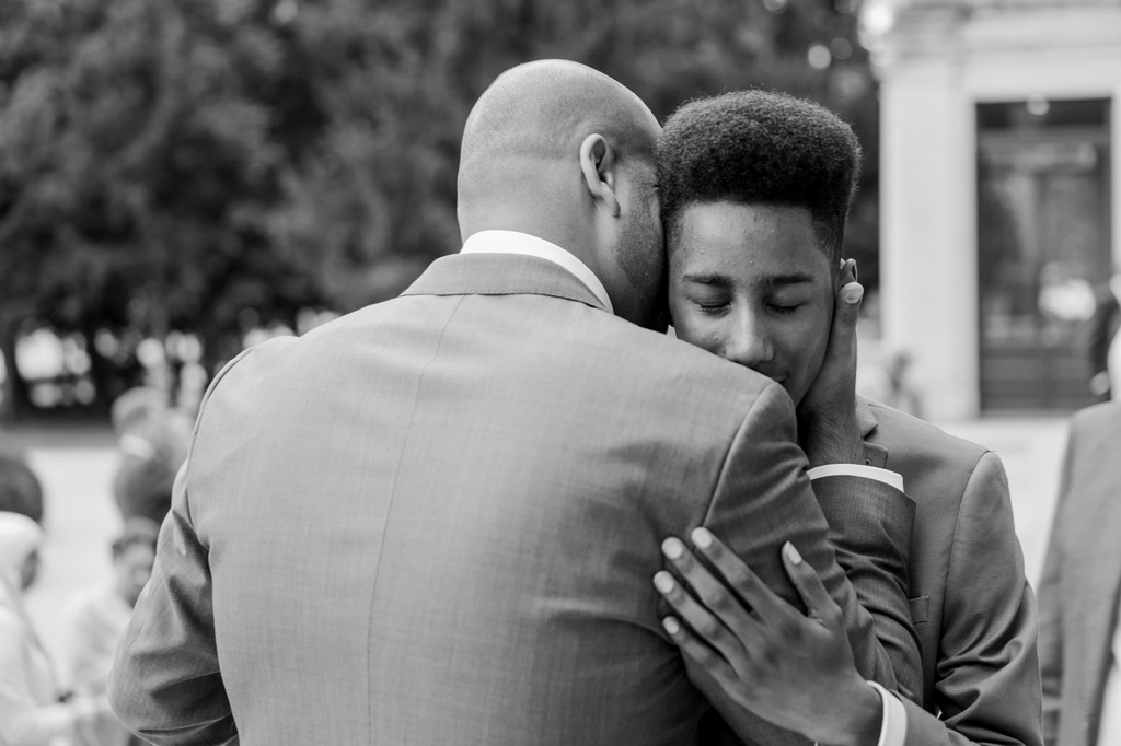 Fotografo Matrimonio Villa Erba Lo sposo abbraccia dolcemente un ospite