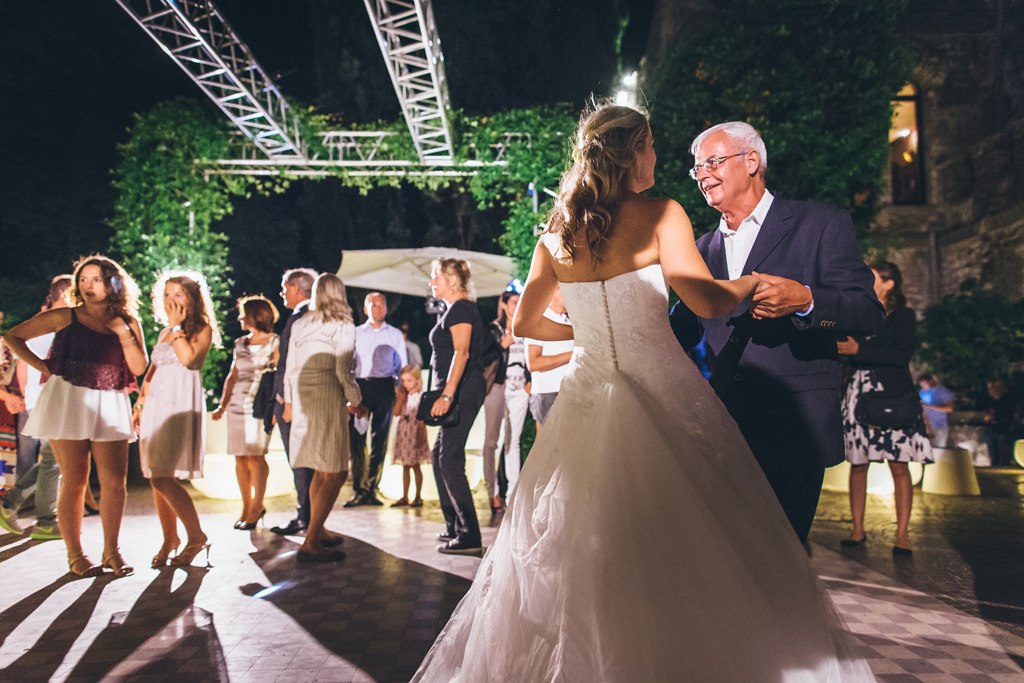 Fotografo Matrimonio Lago di Garda UN invitato danza in compagnia della sposa