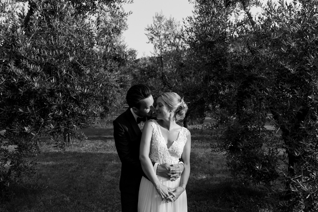 Fotografo Matrimonio Lago di Garda I due sposi si baciano in una località vicino al Lago di Garda