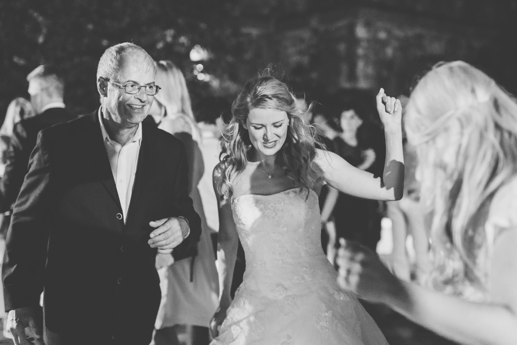 Fotografo Matrimonio Lago di Garda La sposa Kathrin è scatenata in pista durante la festa