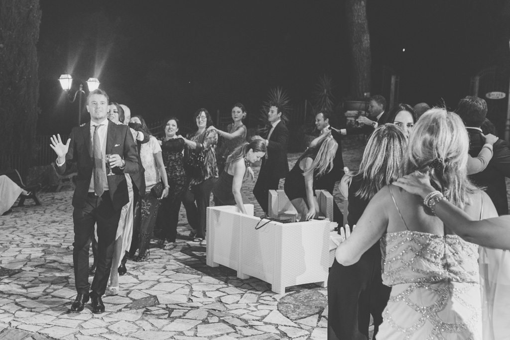 Fotografo Matrimonio Villa Del Cardinale Gli invitati e gli sposi si scatenano con il ballo del trenino