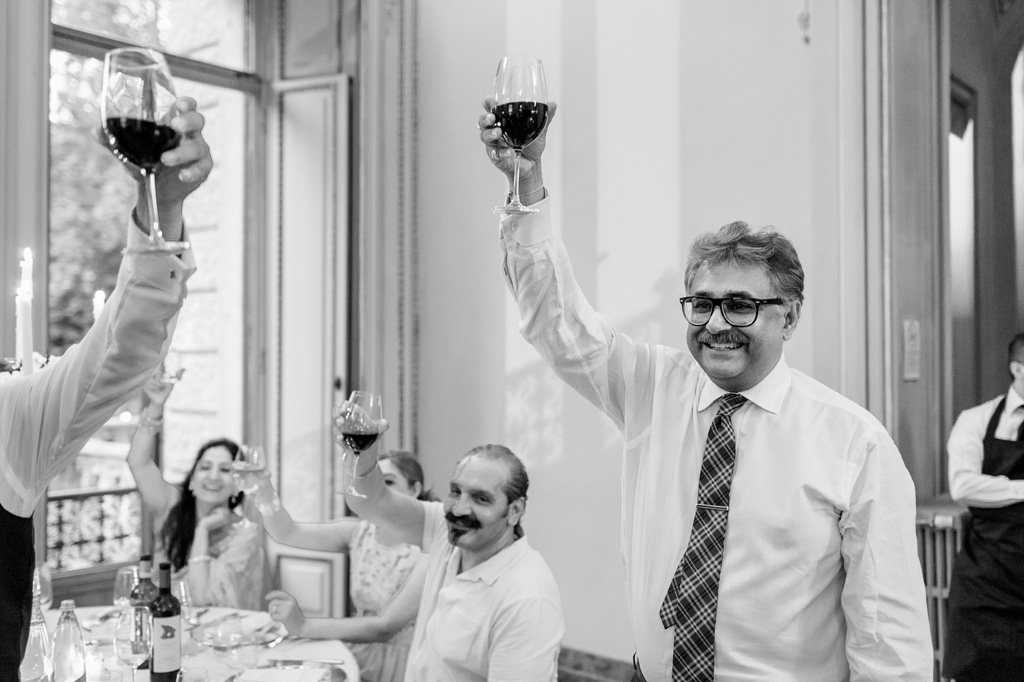 Fotografo Matrimonio Villa Erba Gli invitati brindano alla nuova coppia appena congiunta in matrimonio
