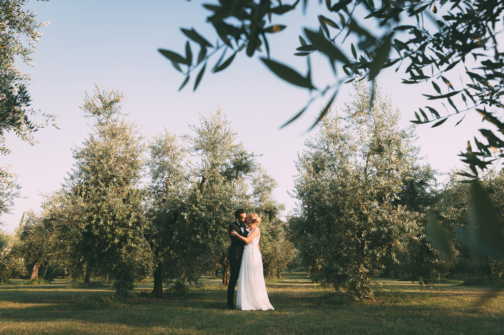 Fotografo Matrimonio Lago di Garda I due sposi si baciano in una splendida località vicino al Lago di Gardaimmortalati dal fotografo Alessandro Della Savia