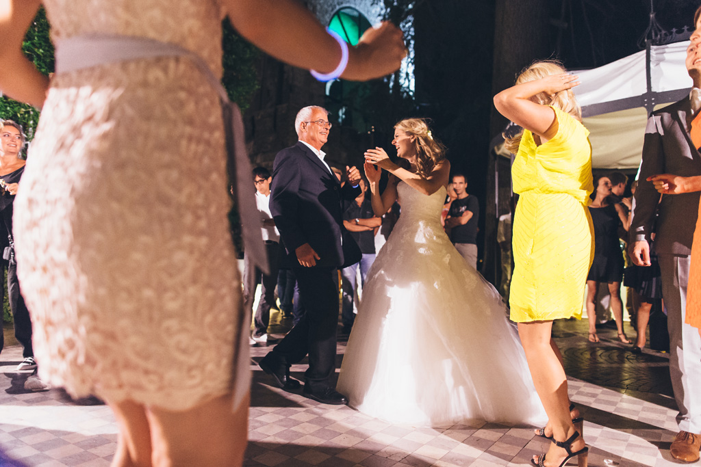 Fotografo Matrimonio Lago di Garda La sposa danza i compagnia di un invitato