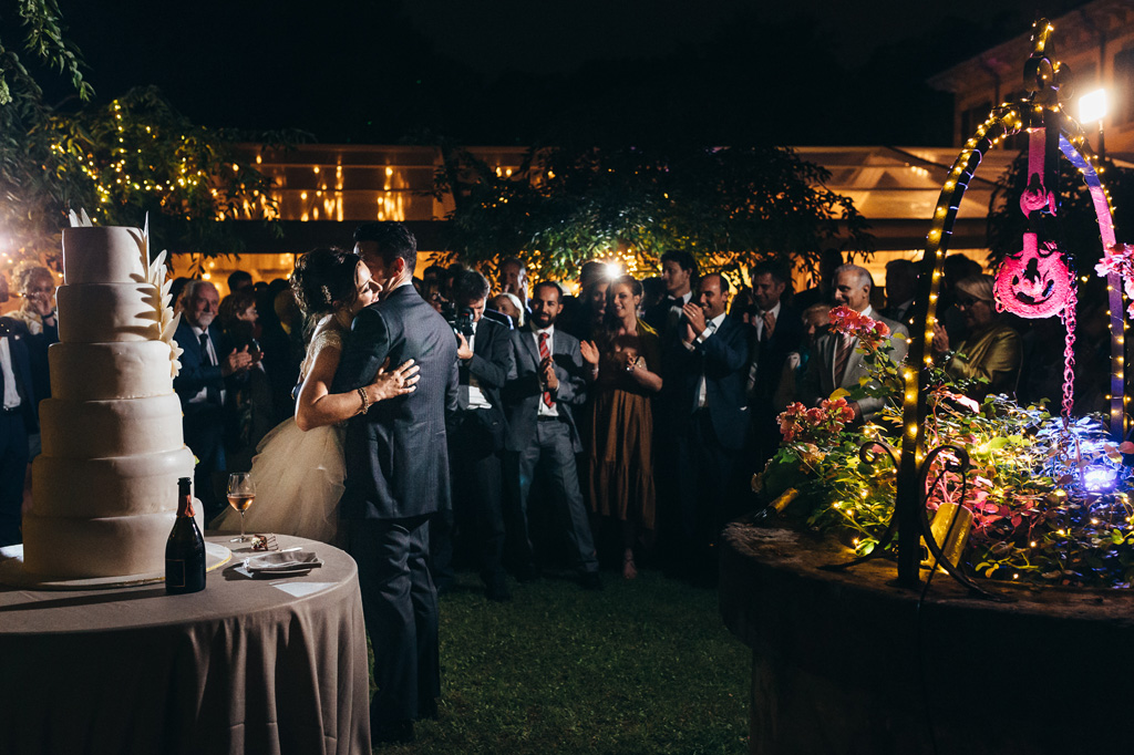 Fotografo Matrimonio Monza I due sposi si abbracciano durante una serata magica