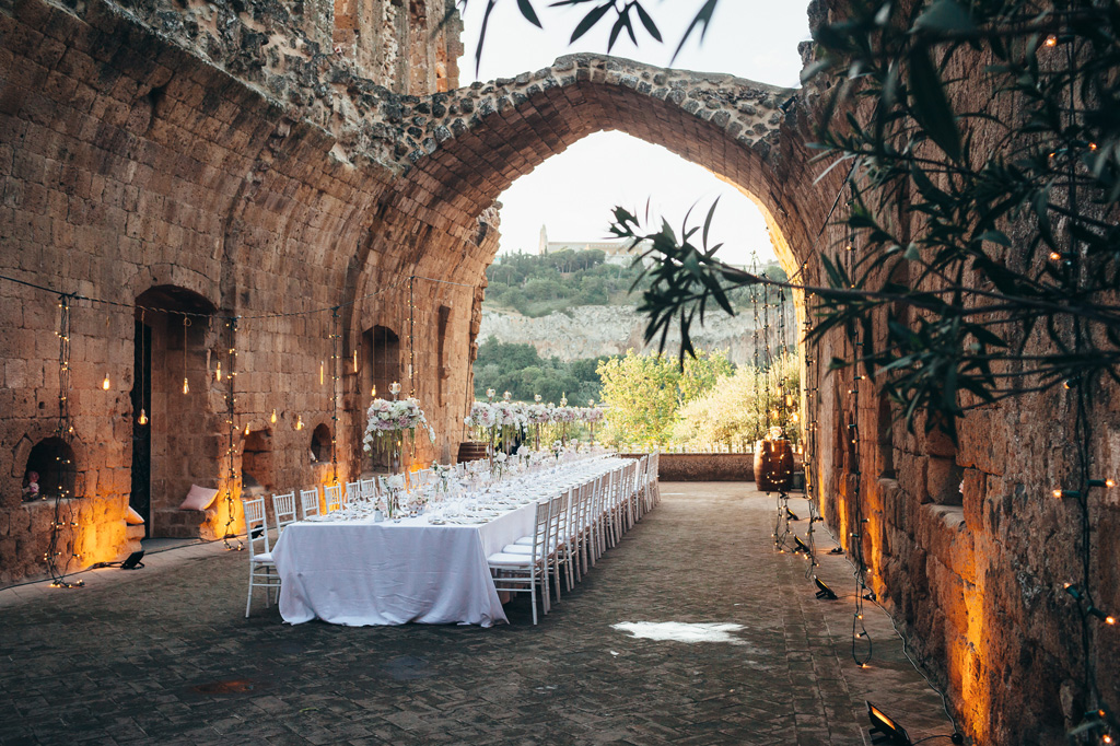 Fotografo Matrimonio Orvieto Un campo totale della tavola apparecchiata per il ricevimento