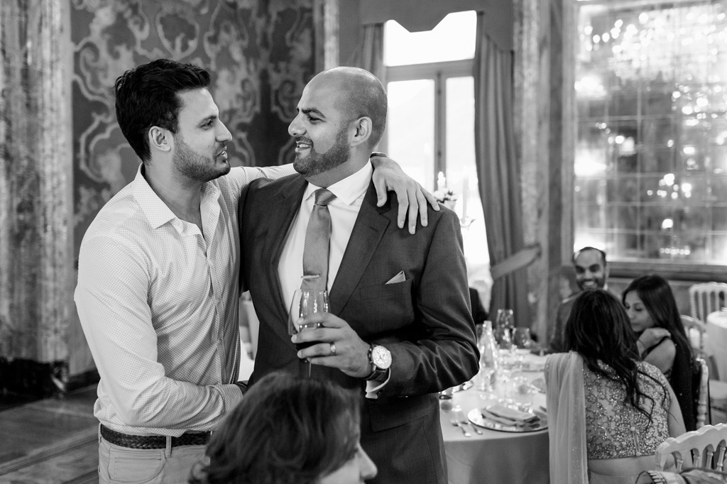 Fotografo Matrimonio Villa Erba Lo sposo festeggia con una drink in compagnia degli ospiti