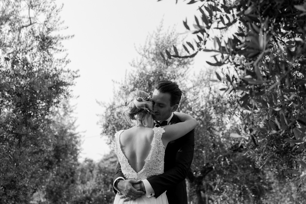 Fotografo Matrimonio Lago di Garda I due sposi si stringono dolcemente