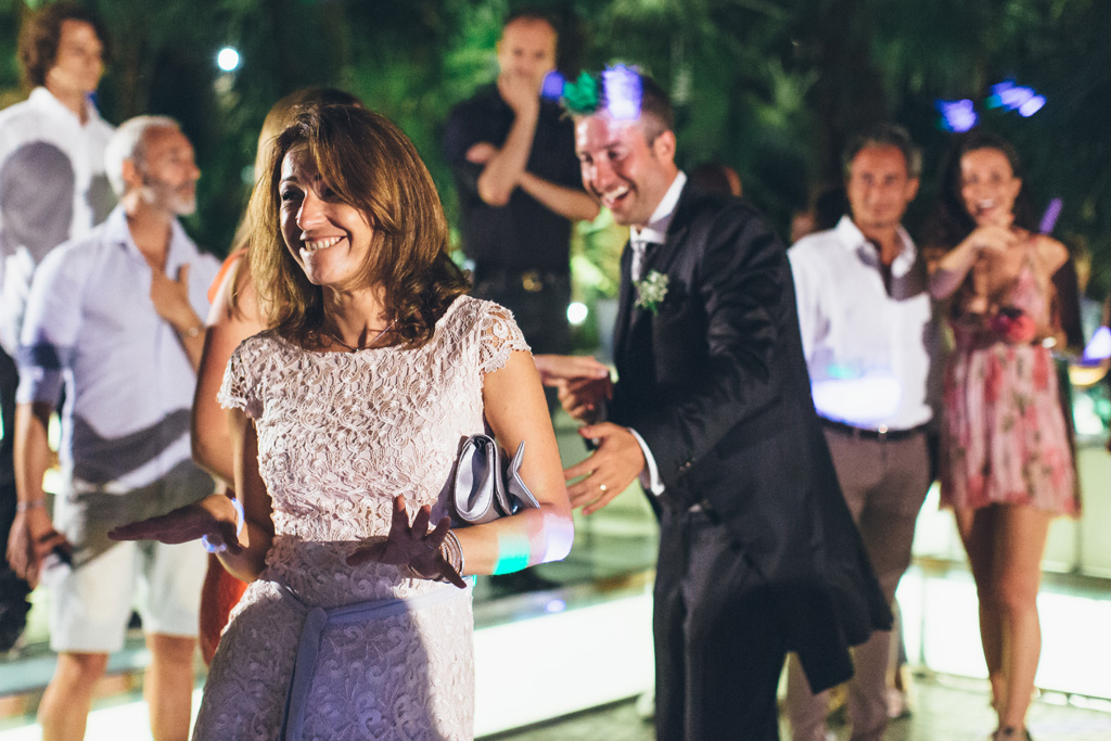 Fotografo Matrimonio Lago di Garda Martin danca in compagnia di un'invitata