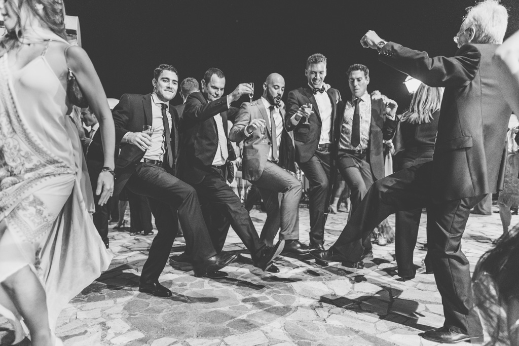 Fotografo Matrimonio Villa Del Cardinale I partecipanti si lanciano in balli di gruppo presso Villa del Caerdinale