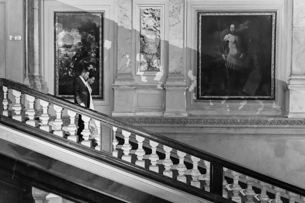 Fotografo Matrimonio Villa Erba I due sposi passeggiano lungo le scale di Villa Erba