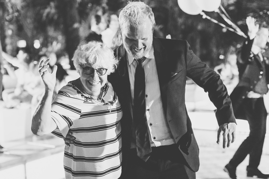 Fotografo Matrimonio Lago di Garda Due ospiti si lanciano in alcune danze eccentriche