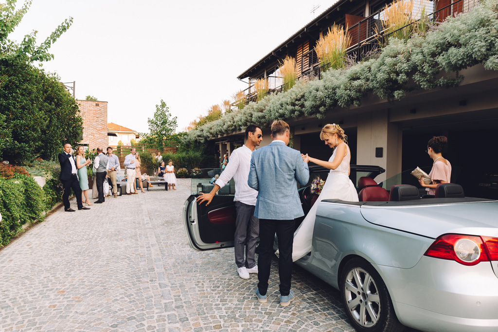 Fotografo Matrimonio Langhe Gli sposi scendono dalla macchina