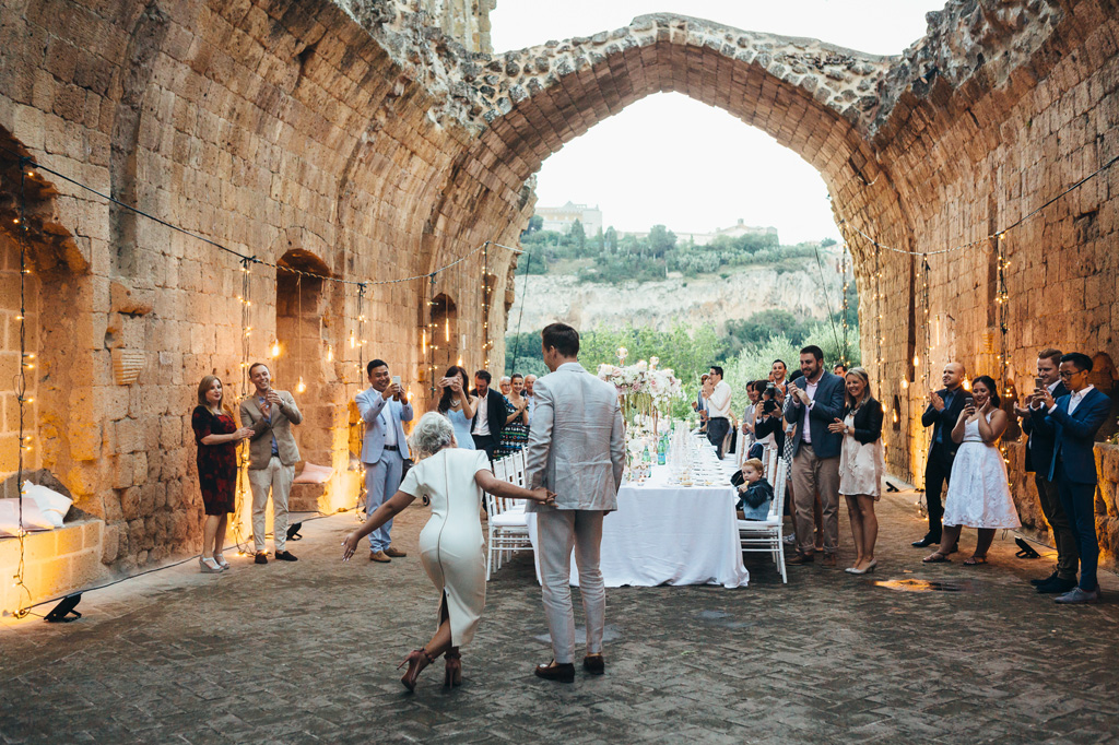 Fotografo Matrimonio Orvieto Gli sposi raggiungono la tavola accolti dagli ospiti