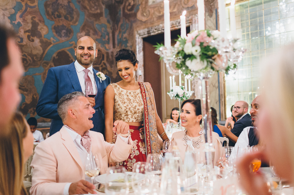 Fotografo Matrimonio Villa Erba I due sposi ridono e scherzano in compagnia degli invitati