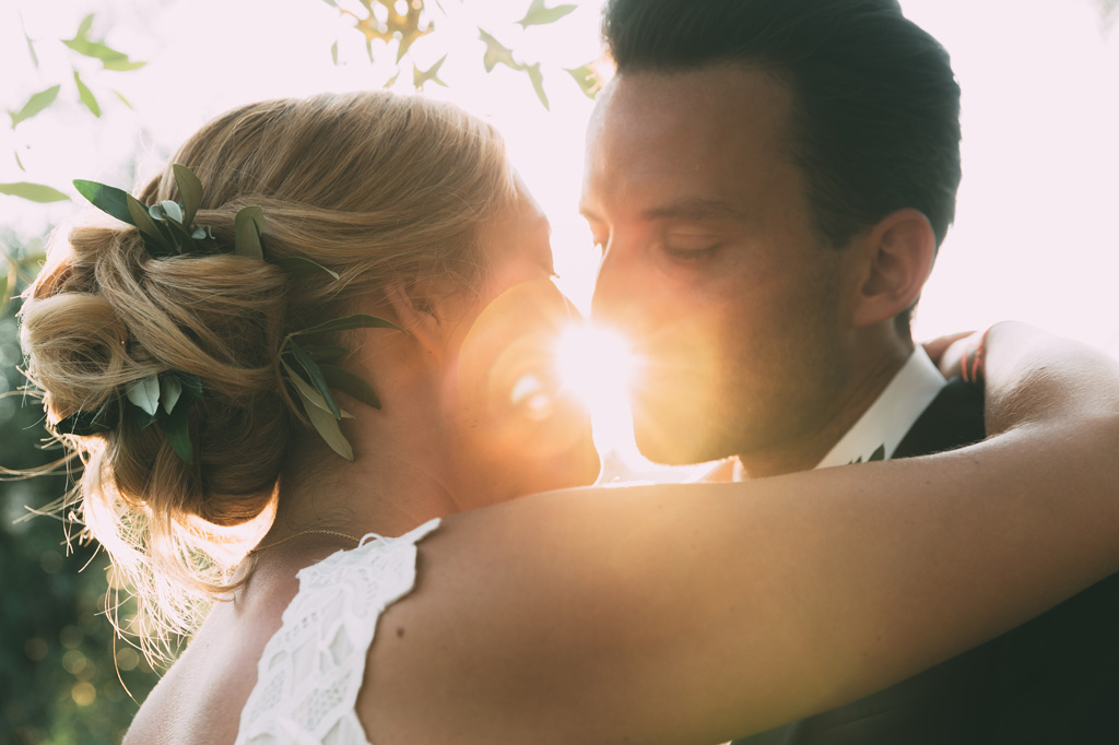 Fotografo Matrimonio Lago di Garda I due sposi si baciano controluce in uno scatto di Alessandro Della Savia