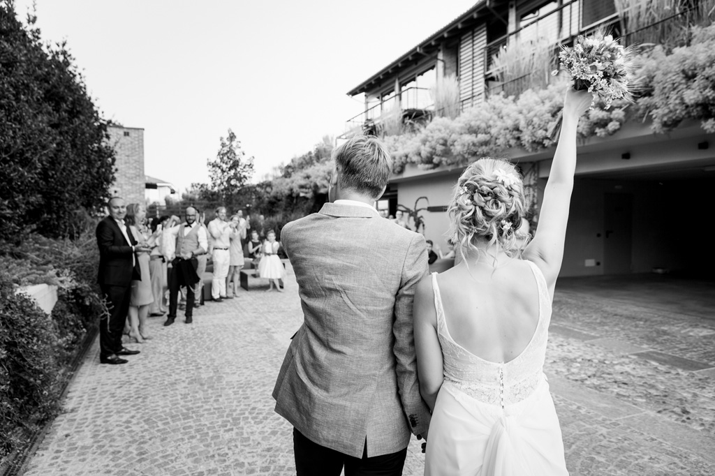 Fotografo Matrimonio Langhe La sposa alza il bouquet in cielo