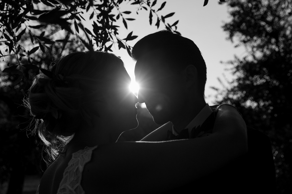 Fotografo Matrimonio Lago di Garda I due sposi si osservano intensamente in controluce
