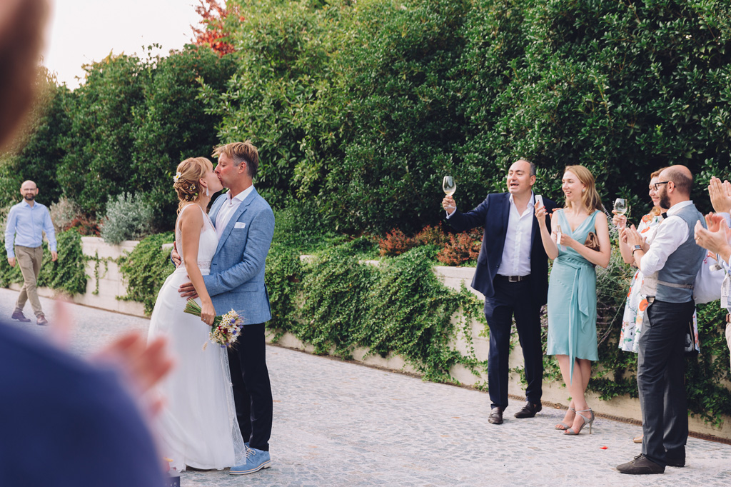 Fotografo Matrimonio Langhe Lo sposo bacia la sposa tra gli applausi scroscianti