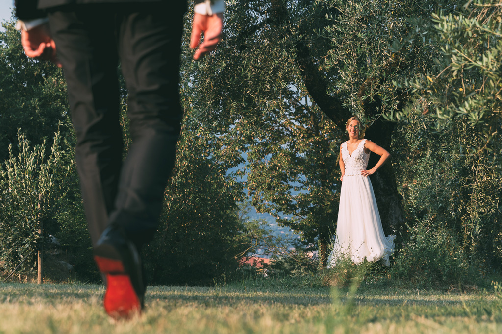 Fotografo Matrimonio Lago di Garda La sposa sorride allo sposo prima di posare nuovamente per il fotografo