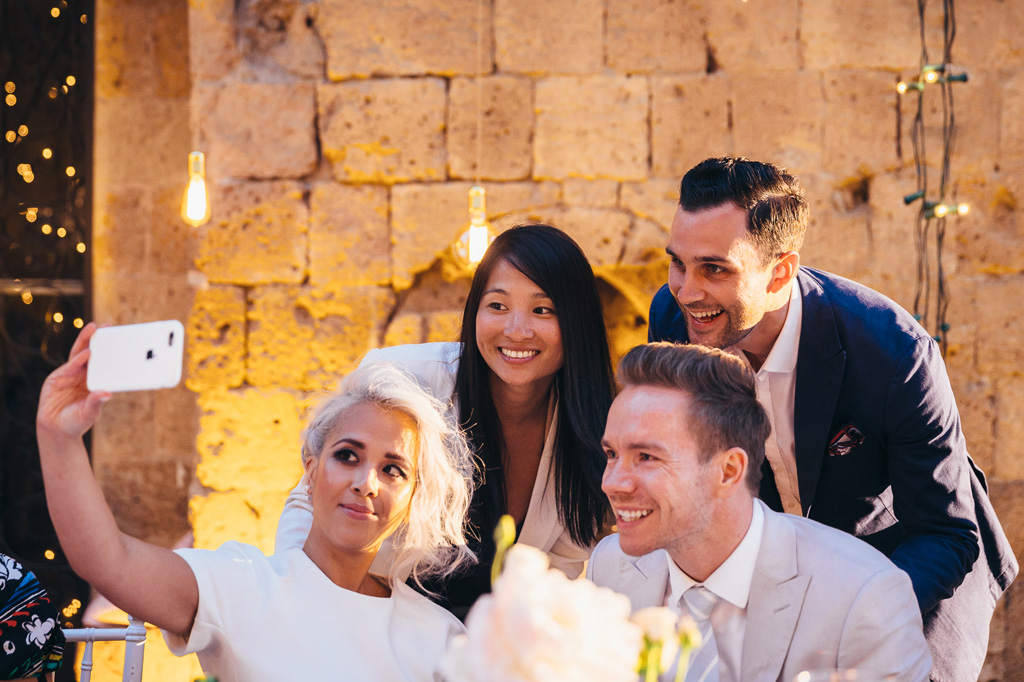 Fotografo Matrimonio Orvieto I due sposi si scattano un selfie insieme agli ospiti