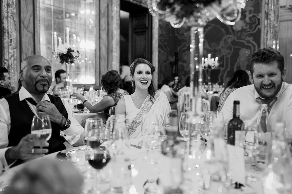 Fotografo Matrimonio Villa Erba Gli invitati sorridono raggianti tra una portata e l'altra durante il ricevimento