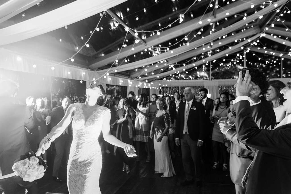 Fotografo Matrimonio Monza La sposa lancia il bouquet te