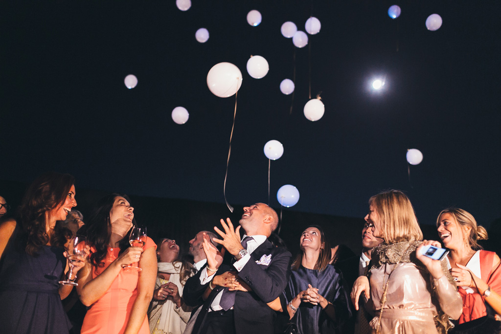 Fotografo Matrimonio Pavia Gli invitati lasciano volare alcuni palloncini in cielo