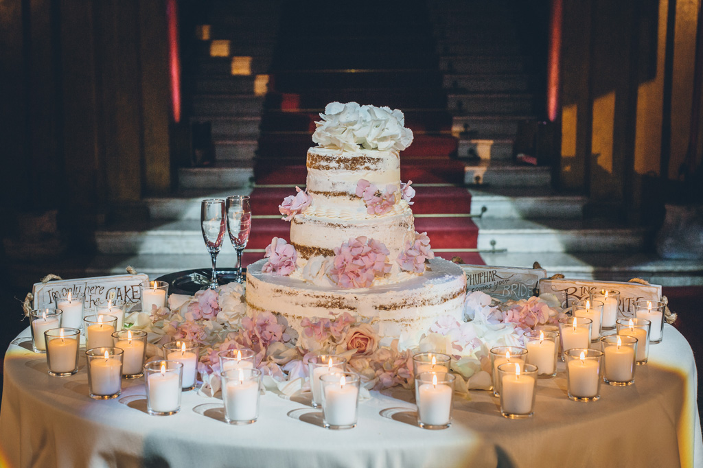 Fotografo Matrimonio Villa Erba La torta nunziale è servita in tavola