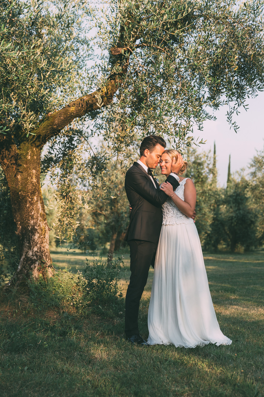 Fotografo Matrimonio Lago di Garda Lo sposo coccola la sposa durante lo shooting con il fotografo Alessandro Della Savia