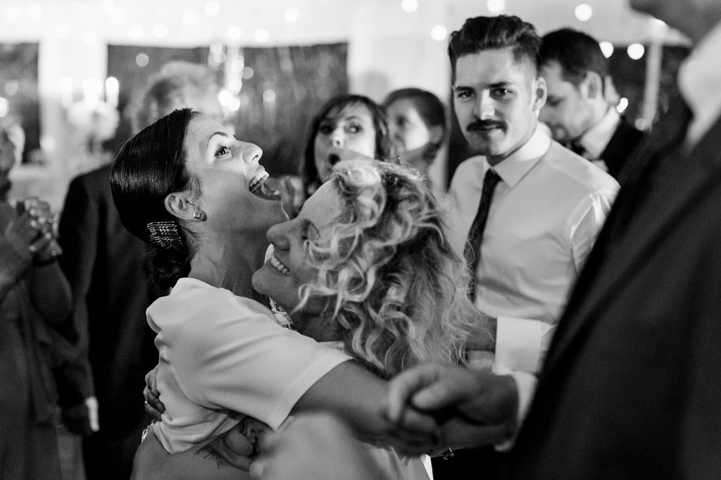 Fotografo Matrimonio Monza La sposa abbraccia un'invitata