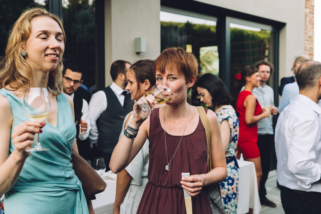 Fotografo Matrimonio Langhe Gli invitati sorseggiano cocktail