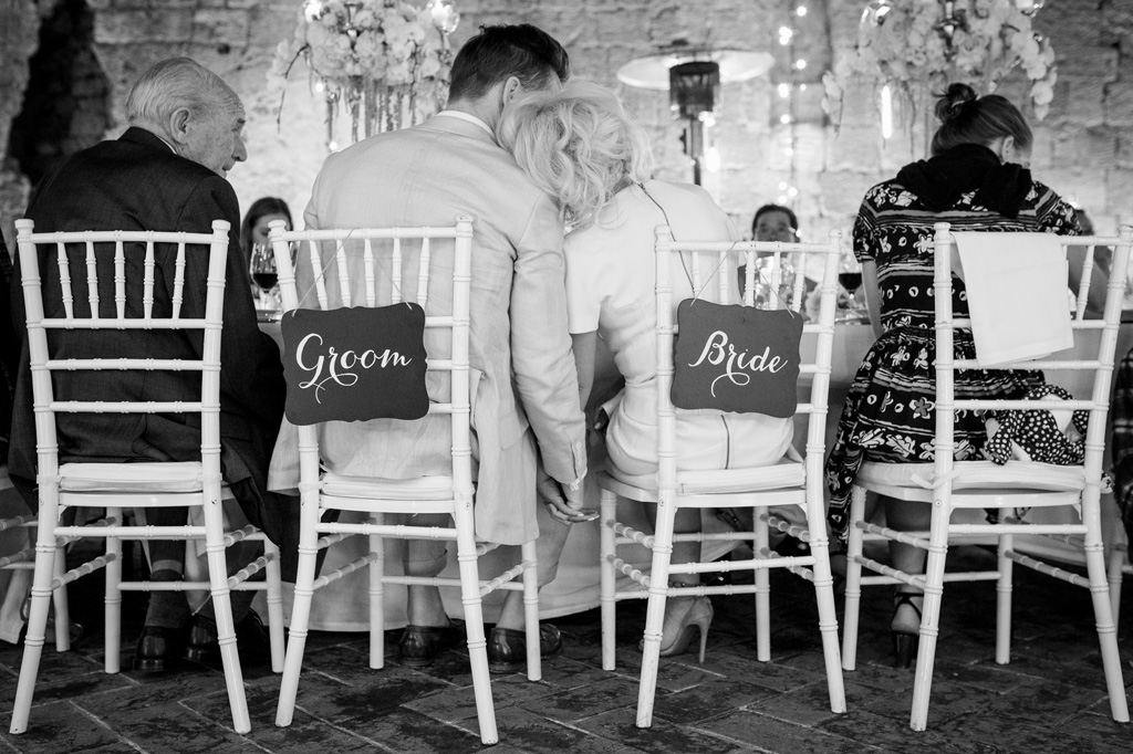 Fotografo Matrimonio Orvieto La sposa si appoggia alla spalla dello sposo in cerca di protezione
