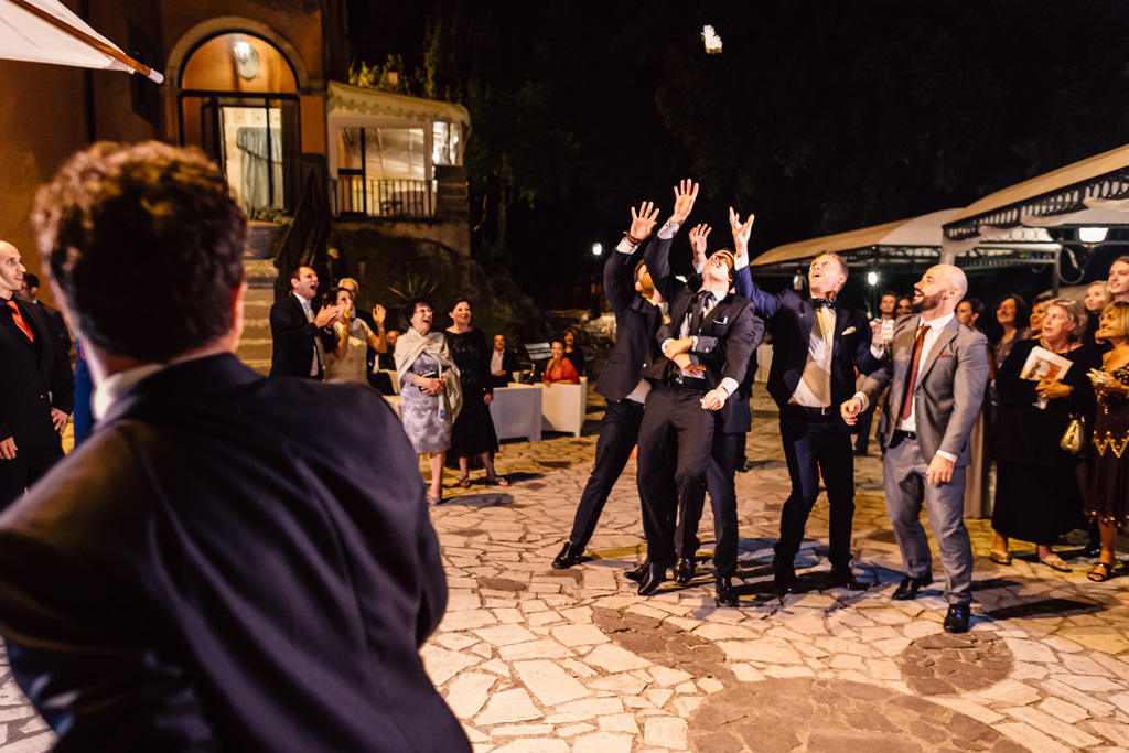 Fotografo Matrimonio Villa Del Cardinale Gli invitati acchiappano il bouquet dello sposo