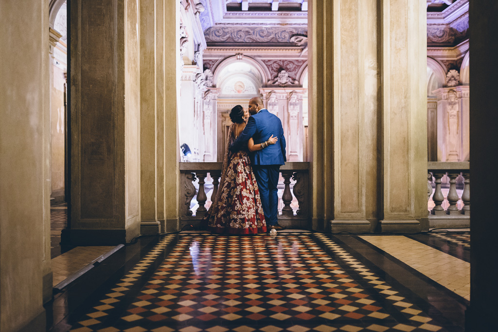 Fotografo Matrimonio Villa Erba I due sposi si baciano dal balcone interno di Villa Erba