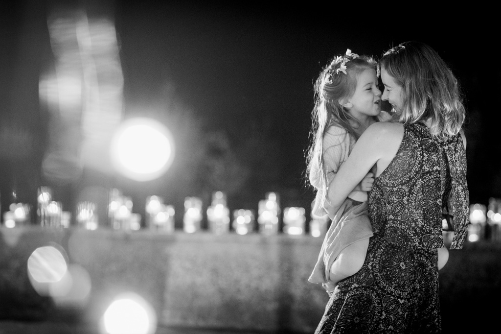 Fotografo Matrimonio Orvieto Una bambina gioca con la madre
