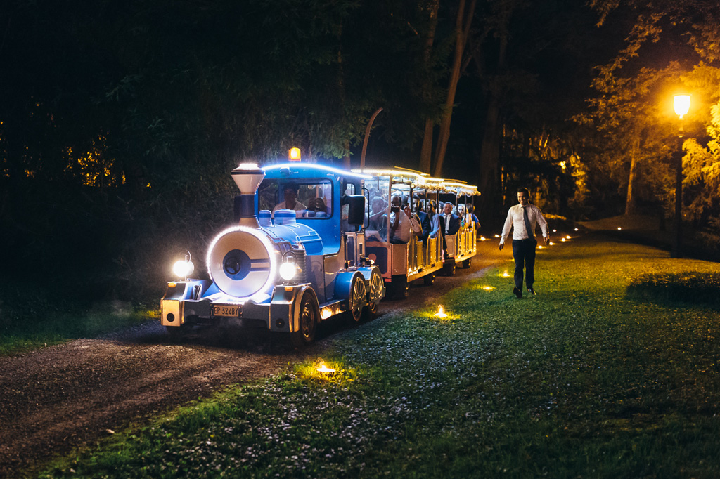 Fotografo Matrimonio Villa Caroli Zanchi Un trenino magico attraversa il cortile di Villa Caroli
