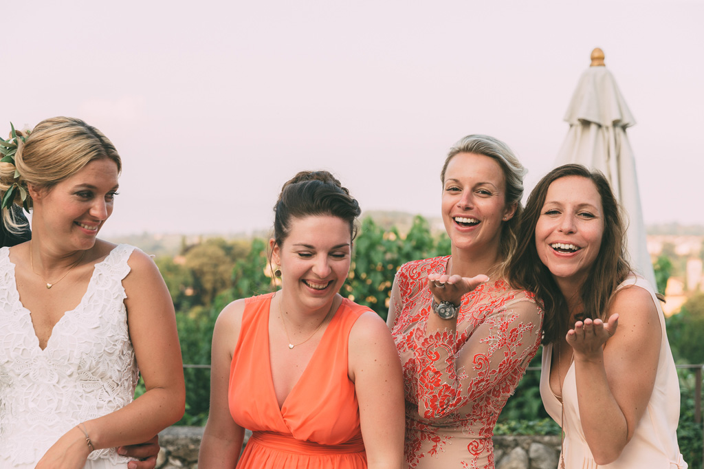 Fotografo Matrimonio Lago di Garda Alcune invitate s'intrattengono con alcuni scatti divertenti