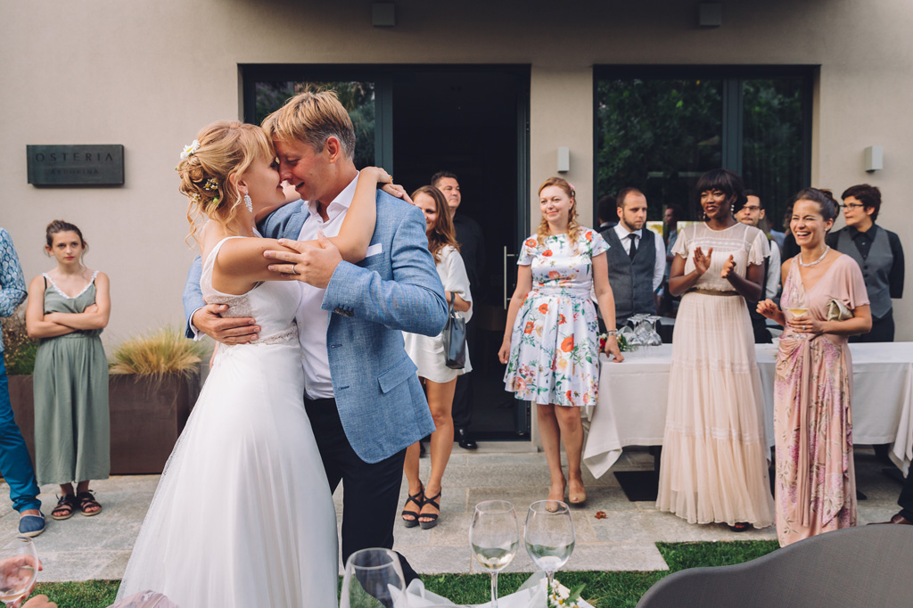 Fotografo Matrimonio Langhe Gli sposi danzano tra gli invitati