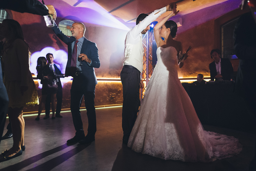 Fotografo Matrimonio Pavia I due sposi, Federico e Silvia, danzano lentamente al centro della pista
