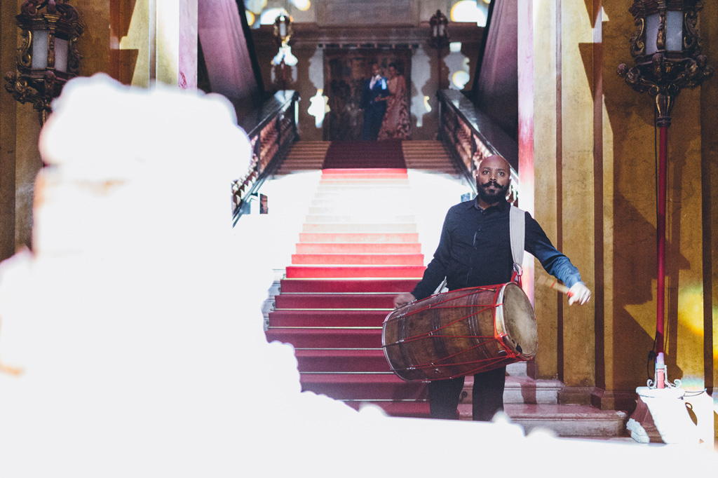 Fotografo Matrimonio Villa Erba Un musicista scende le scale