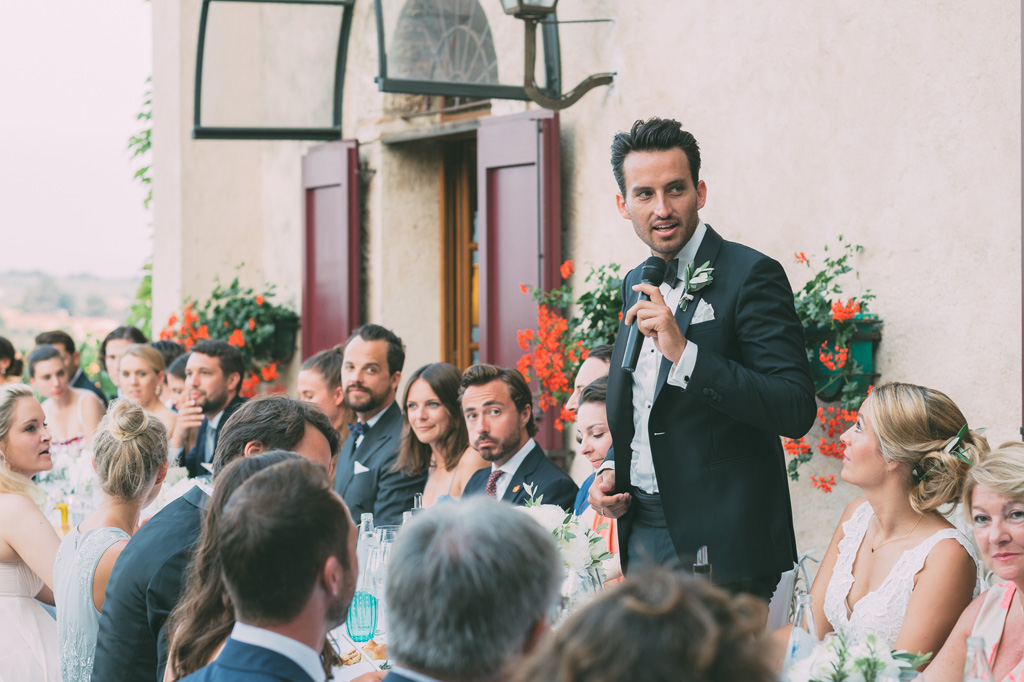 Fotografo Matrimonio Lago di Garda Lo sposo enuncia un discorso agli invitati prima di cominciare la cena di ricevimento