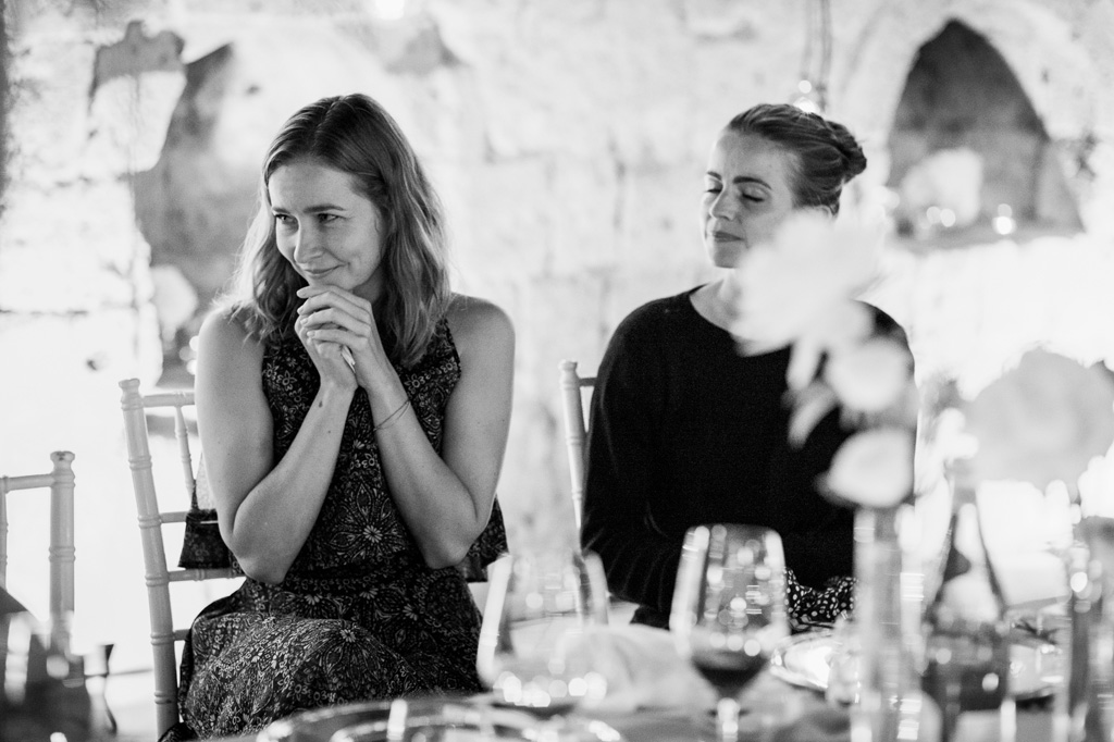 Fotografo Matrimonio Orvieto Un'invitata guarda teneramente i due sposi
