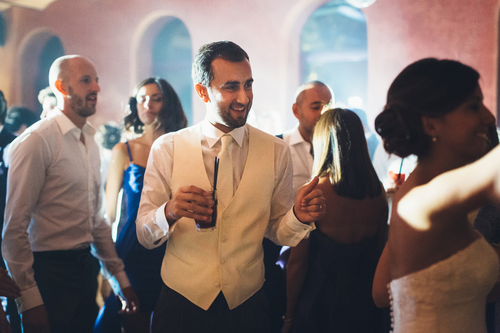 Fotografo Matrimonio Pavia Lo sposo Federico beve un drink in pista da ballo
