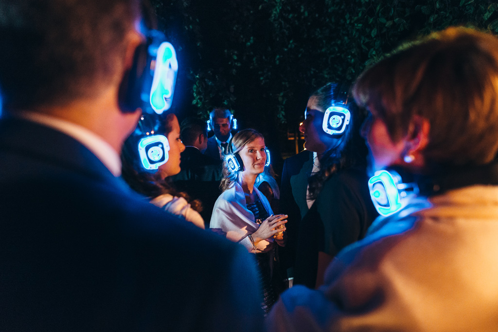 Fotografo Matrimonio Monza Gli ospiti del matrimonio danzano durante la silent disco