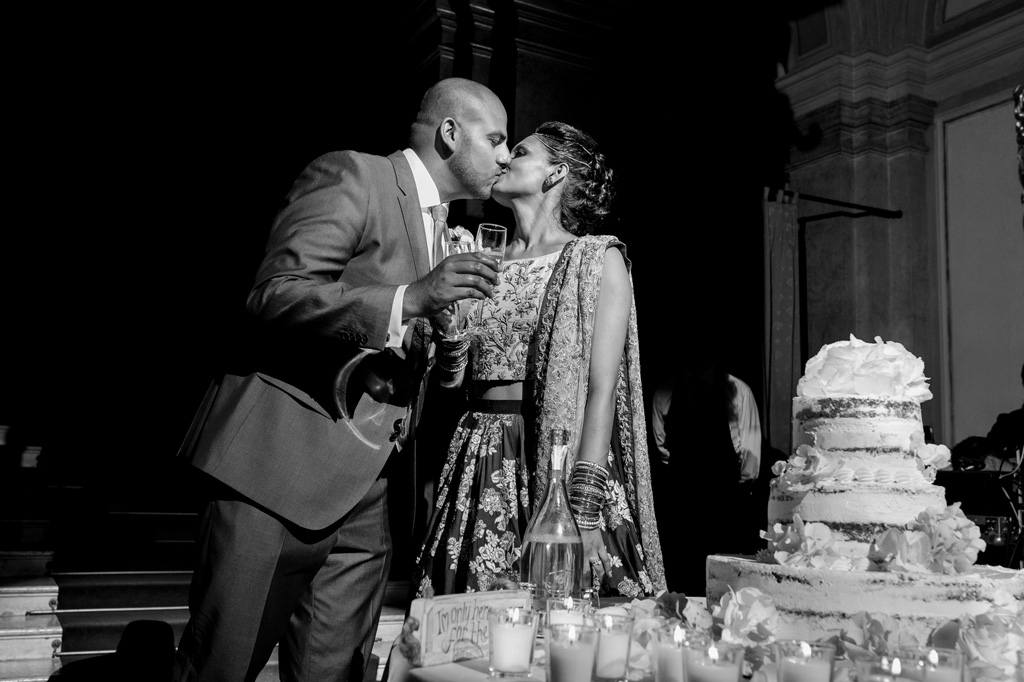 Fotografo Matrimonio Villa Erba I due sposi si baciano teneramente
