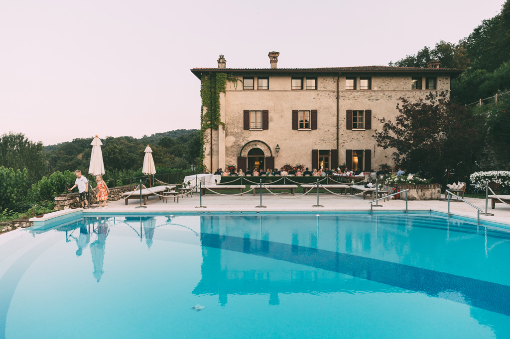 Fotografo Matrimonio Lago di Garda Due bambini giocano sul bordo della piscina