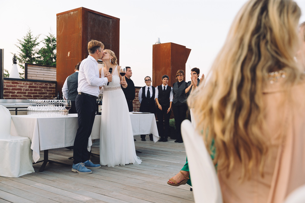 Fotografo Matrimonio Langhe Gli sposi si baciano in sala durante il ricevimento