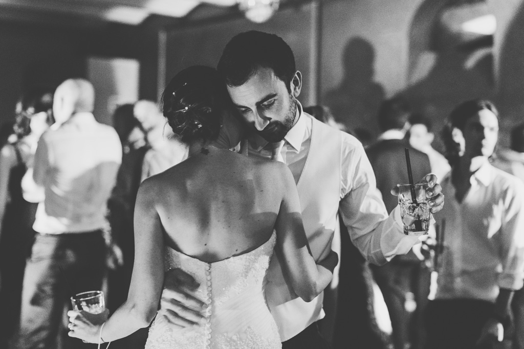 Fotografo Matrimonio Pavia I due sposi danzano teneramente in pista